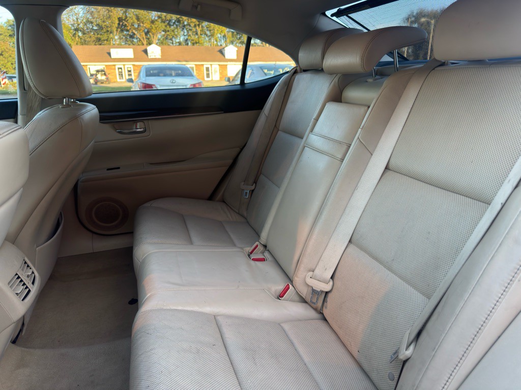 2014 Lexus ES Image 30