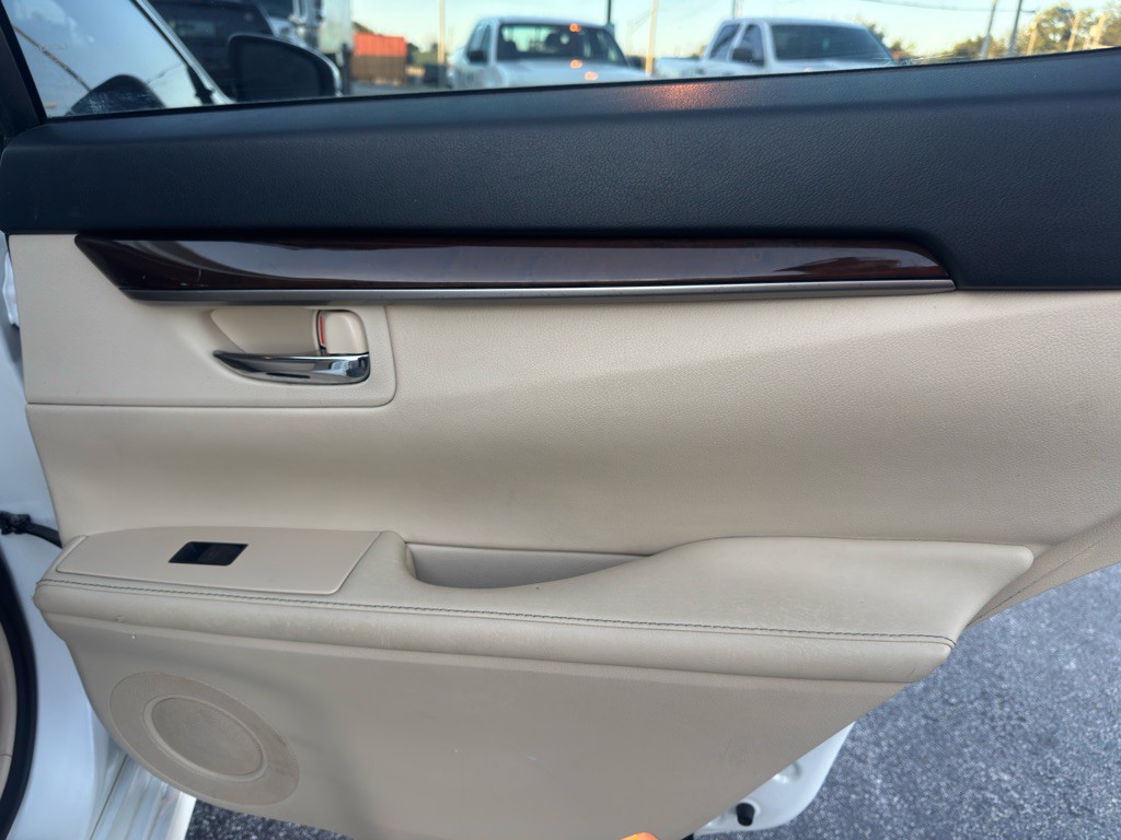 2014 Lexus ES Image 36