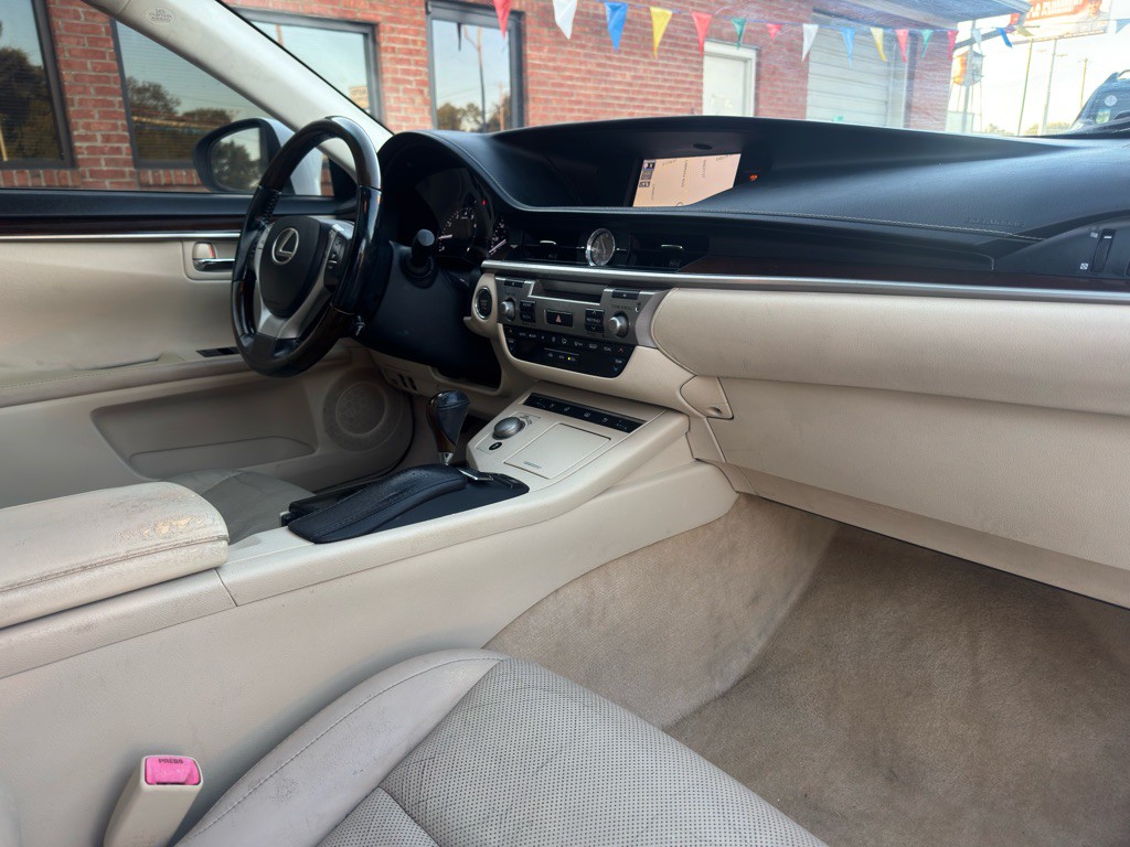 2014 Lexus ES Image 40