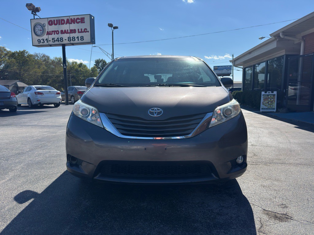 2012 Toyota Sienna Image 2
