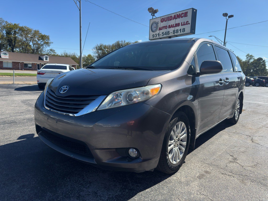2012 Toyota Sienna Image 3