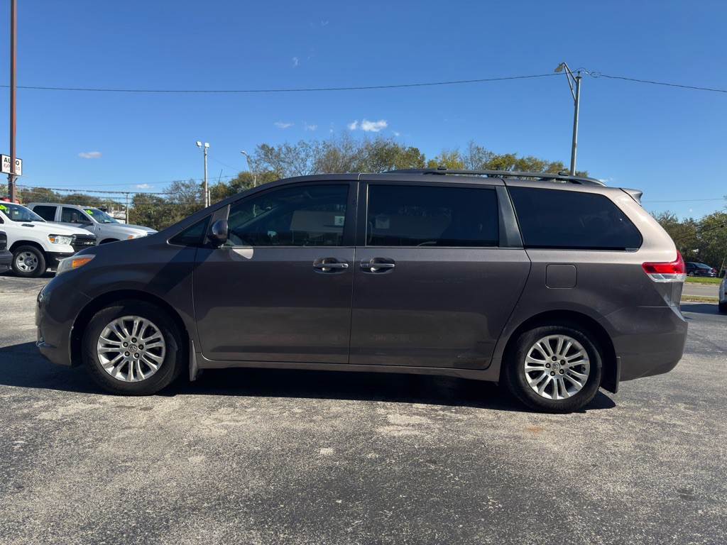 2012 Toyota Sienna Image 4