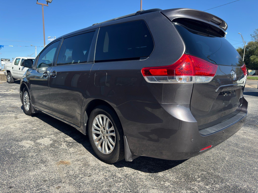 2012 Toyota Sienna Image 5