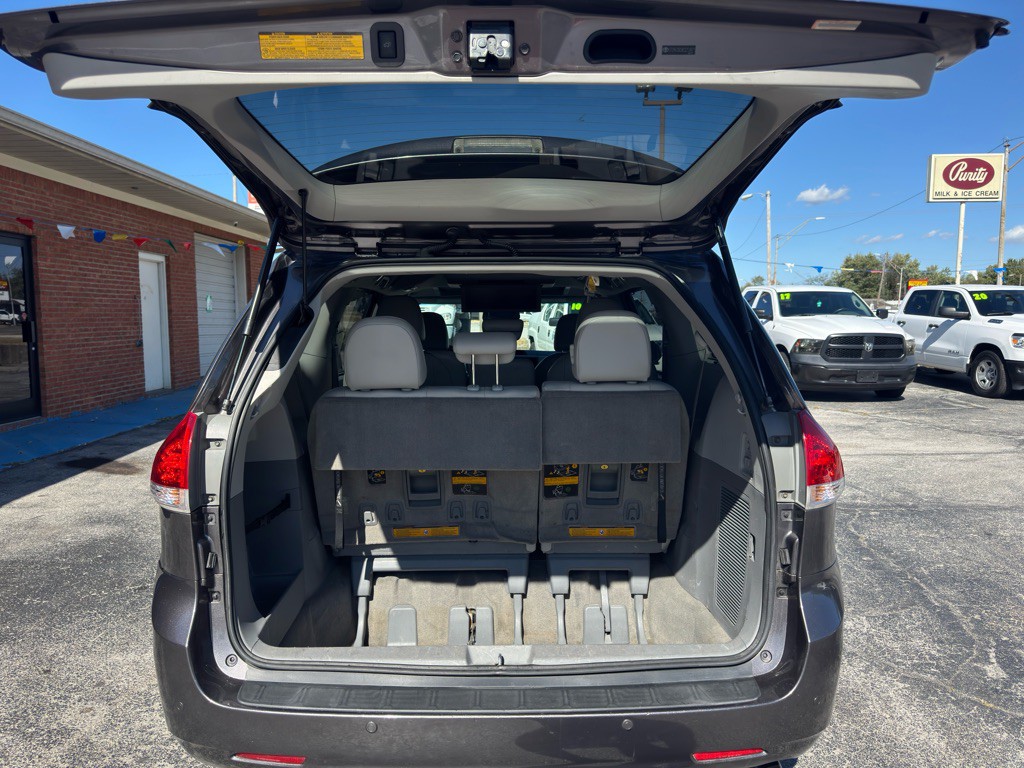 2012 Toyota Sienna Image 7
