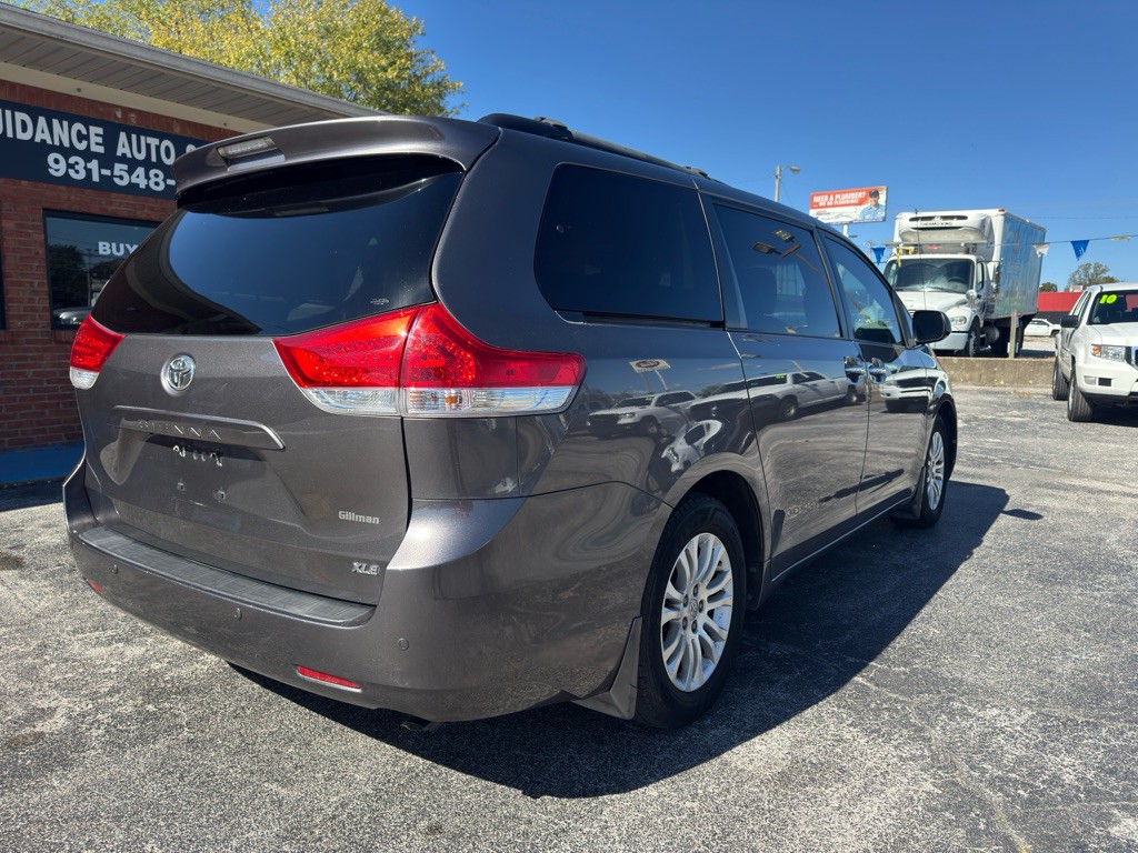 2012 Toyota Sienna Image 8
