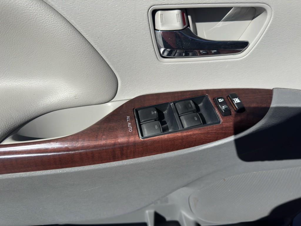 2012 Toyota Sienna Image 11