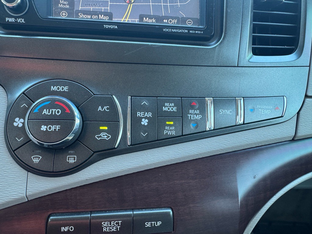 2012 Toyota Sienna Image 19