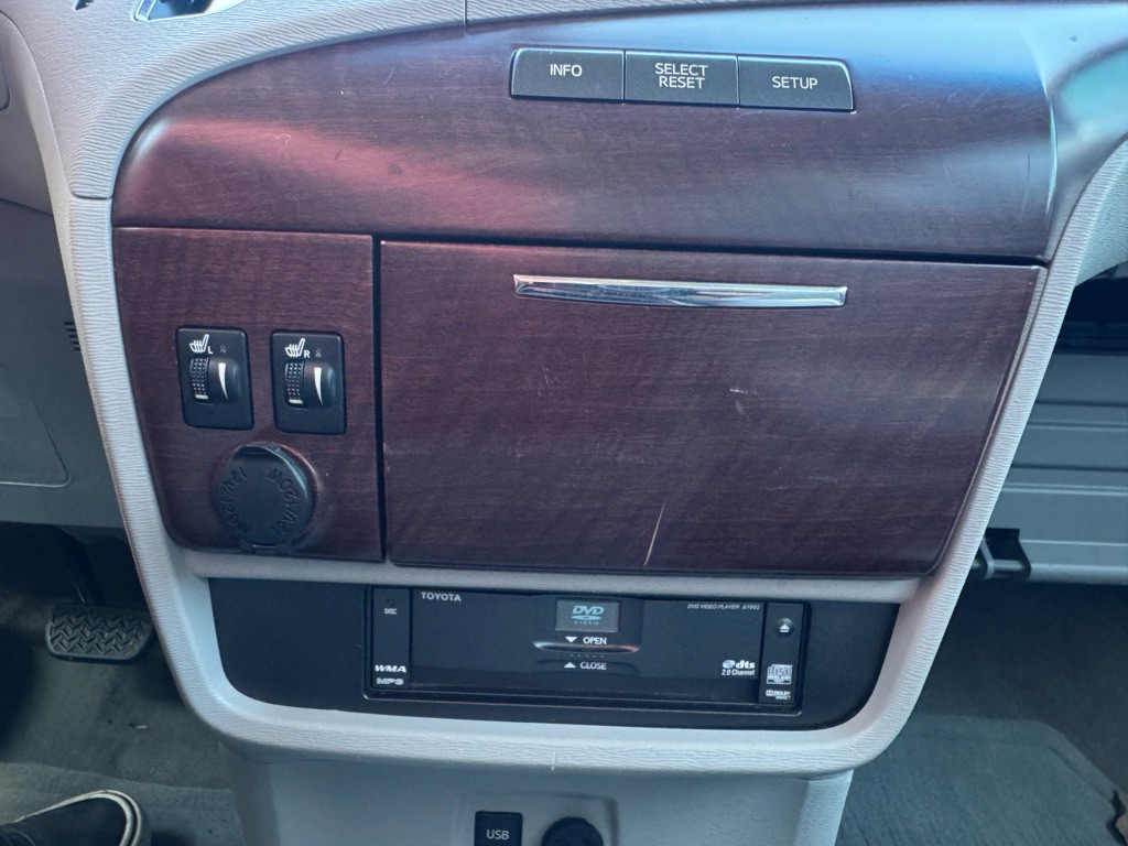 2012 Toyota Sienna Image 21