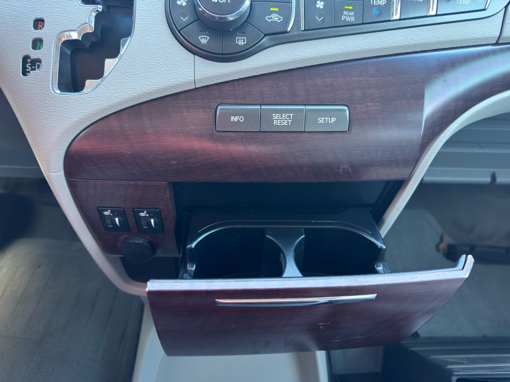 2012 Toyota Sienna Image 22