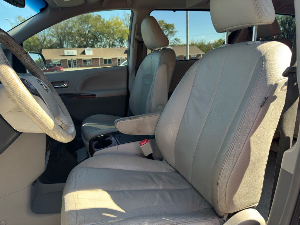 2012 Toyota Sienna Image 25