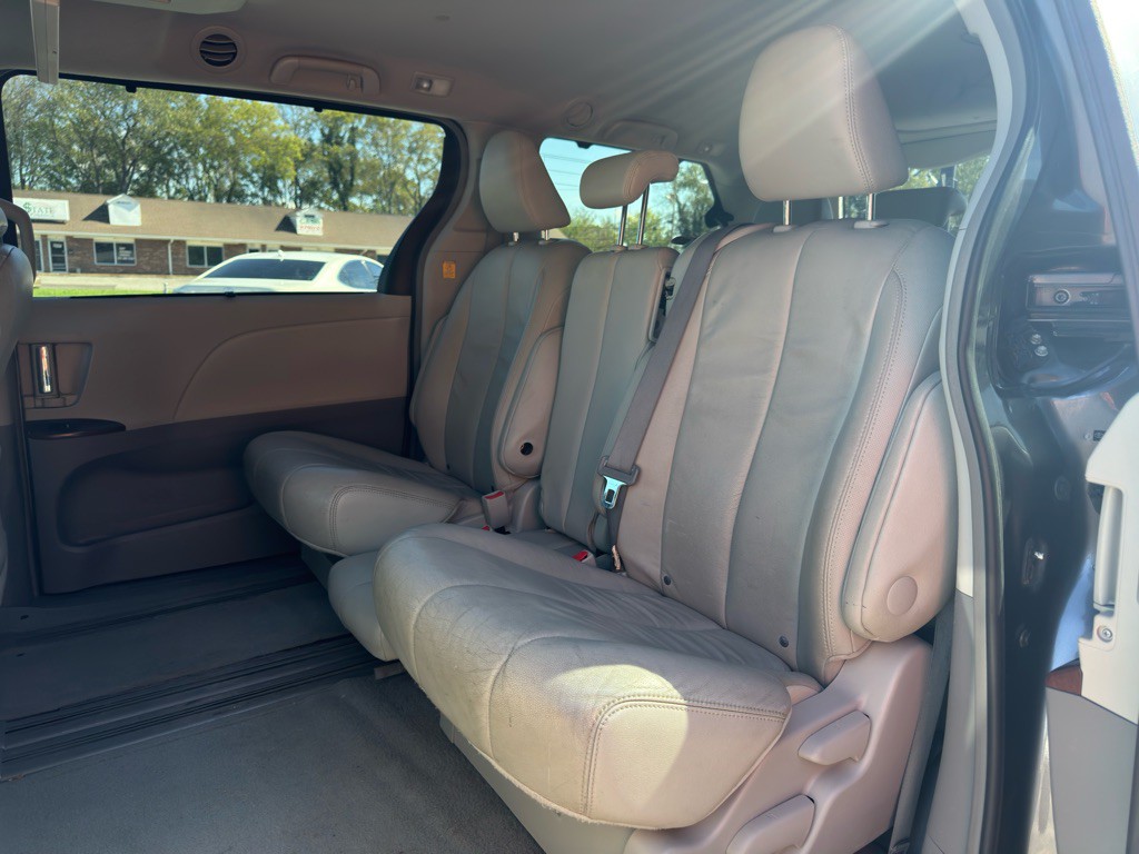 2012 Toyota Sienna Image 26