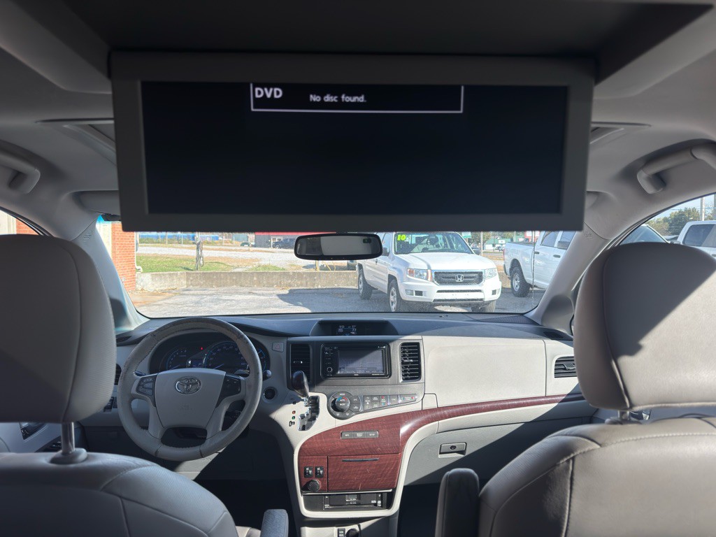 2012 Toyota Sienna Image 27