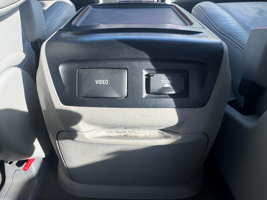 2012 Toyota Sienna Image 28