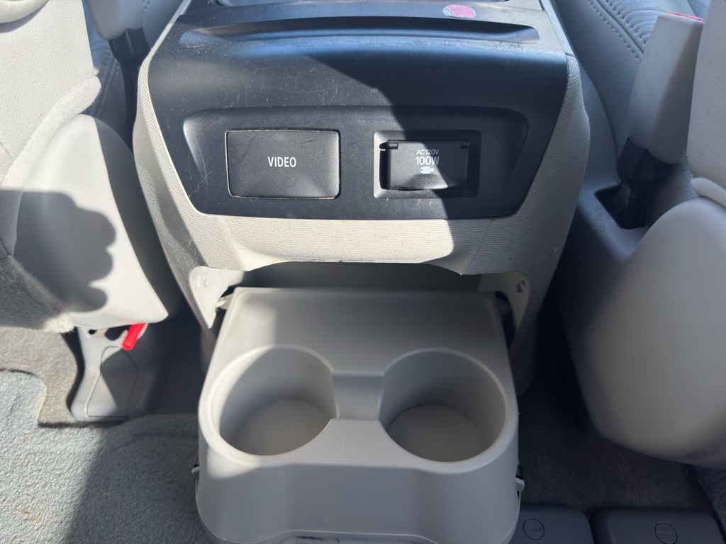 2012 Toyota Sienna Image 29