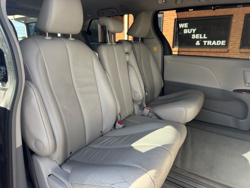 2012 Toyota Sienna Image 30