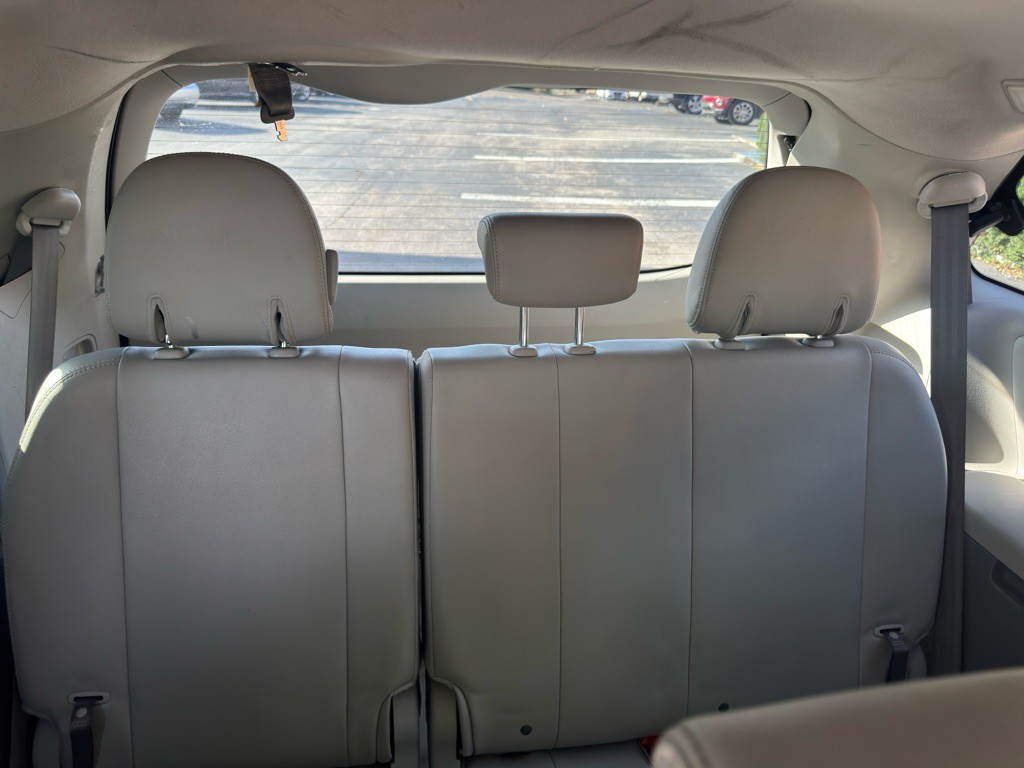 2012 Toyota Sienna Image 31