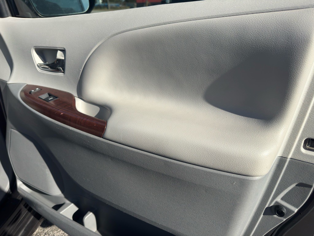 2012 Toyota Sienna Image 32