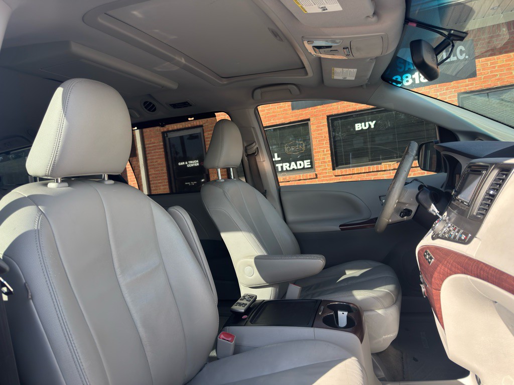 2012 Toyota Sienna Image 33