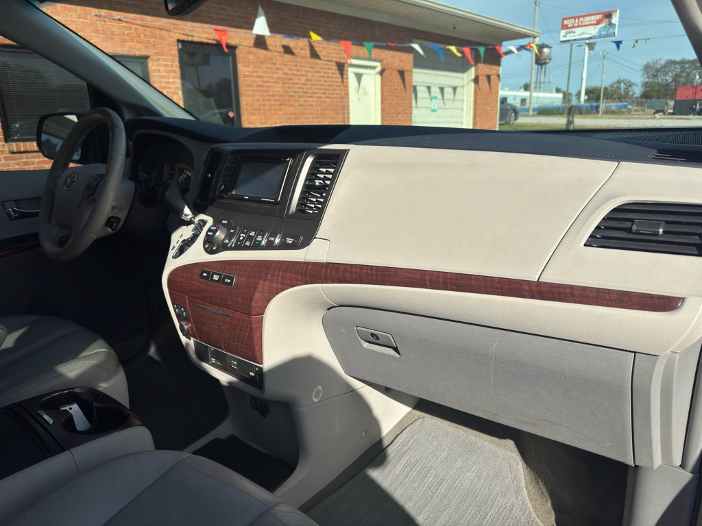 2012 Toyota Sienna Image 34