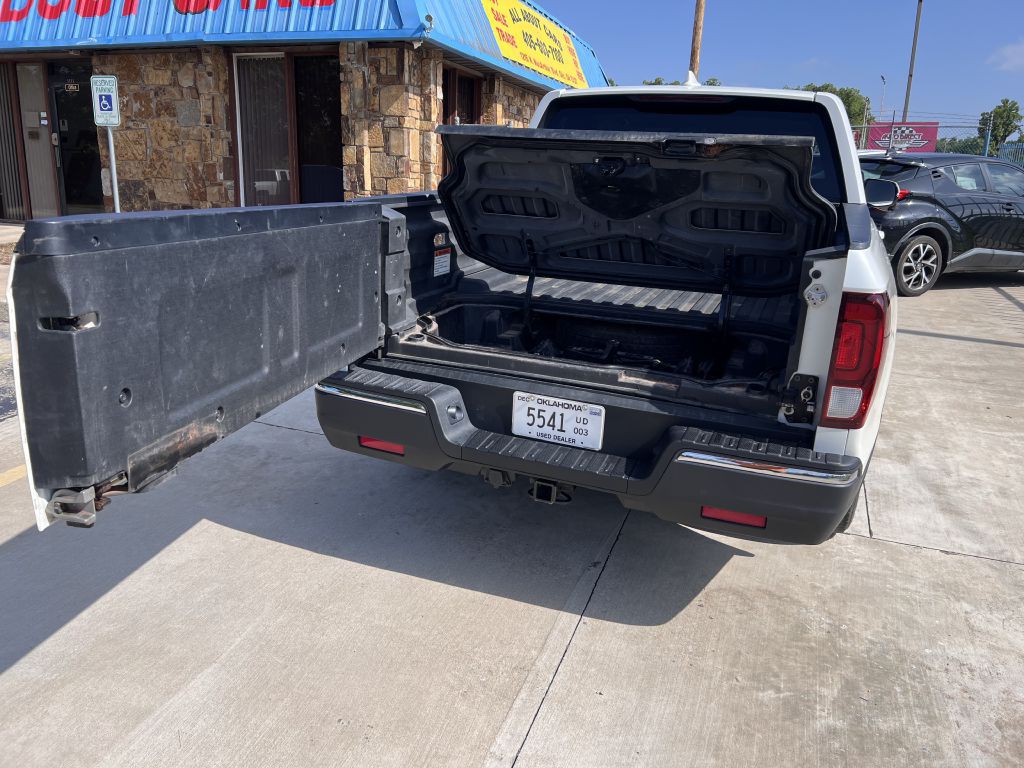 2017 Honda Ridgeline Image 6