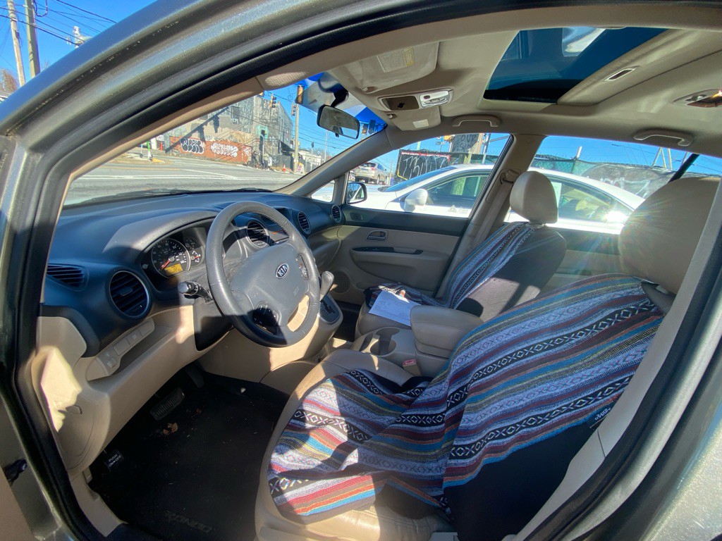2009 Kia Rondo Image 5