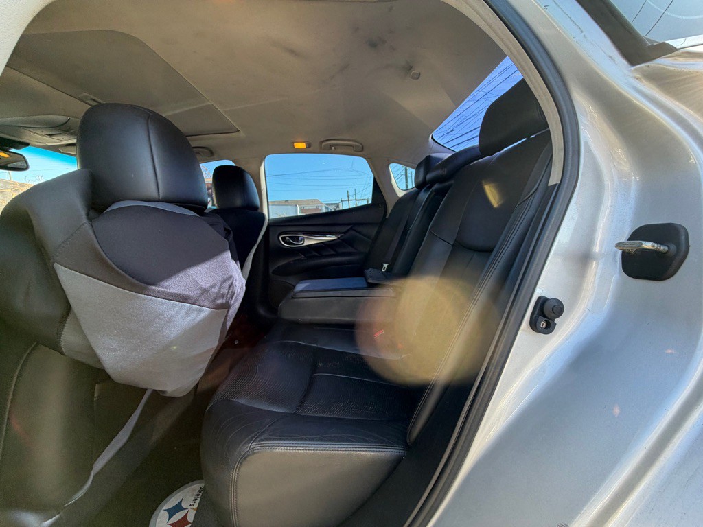 2011 INFINITI M37 Image 5