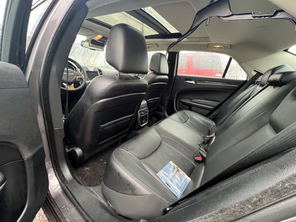 2015 Chrysler 300 Image 6