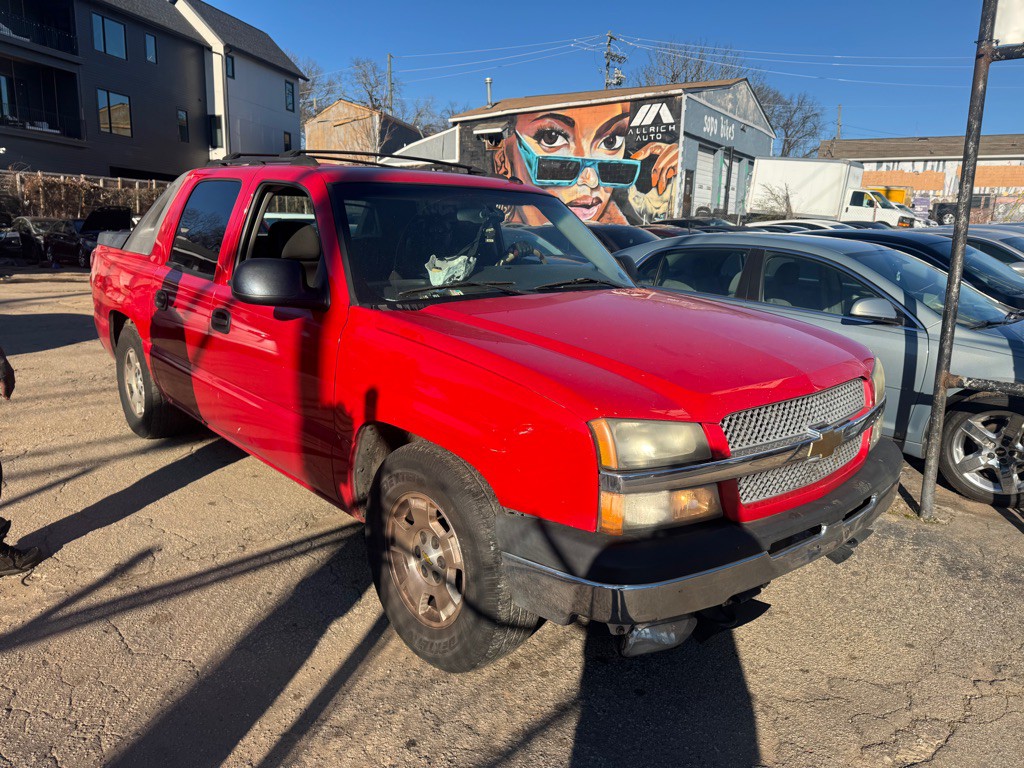 2005 Chevrolet Avalanche Image 2