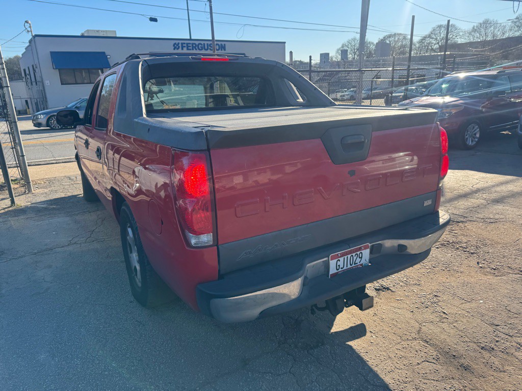 2005 Chevrolet Avalanche Image 3