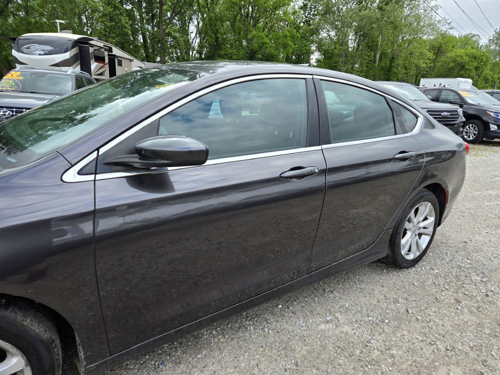 2016 Chrysler 200 Image 9