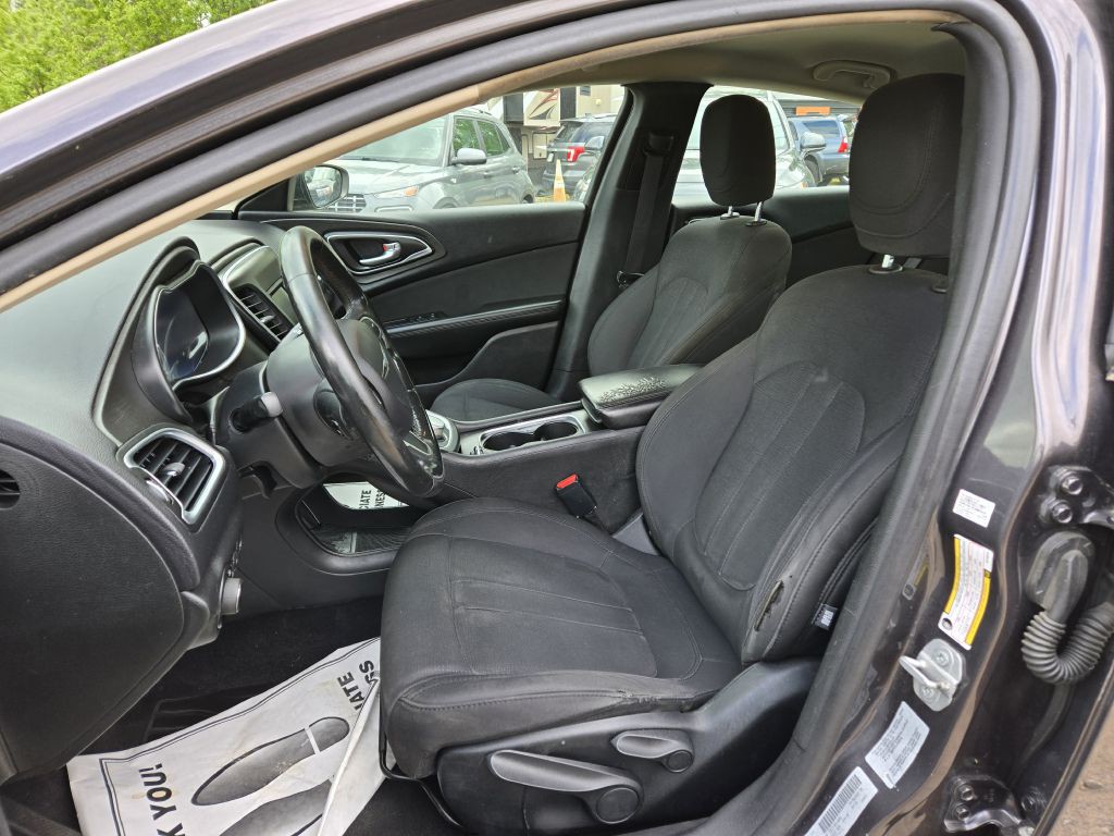 2016 Chrysler 200 Image 12