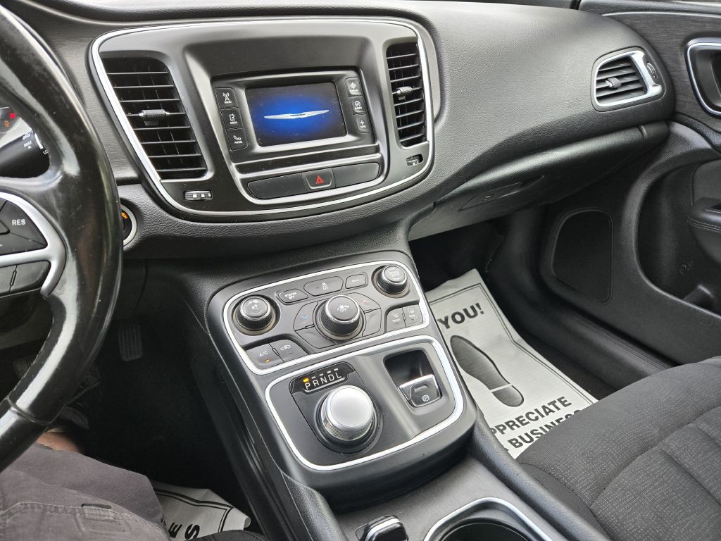 2016 Chrysler 200 Image 15