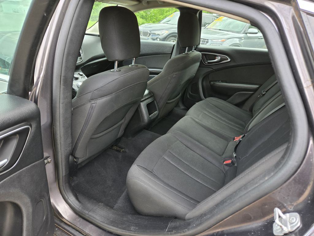 2016 Chrysler 200 Image 21