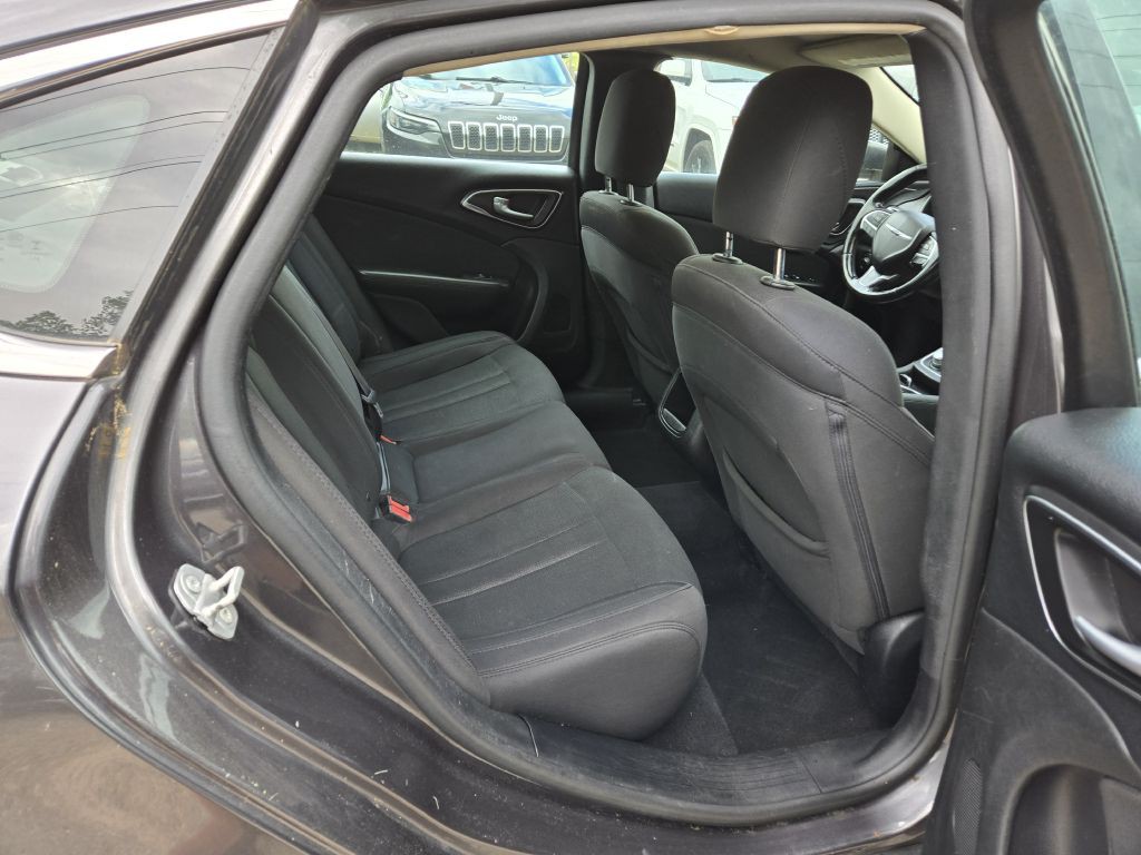 2016 Chrysler 200 Image 22