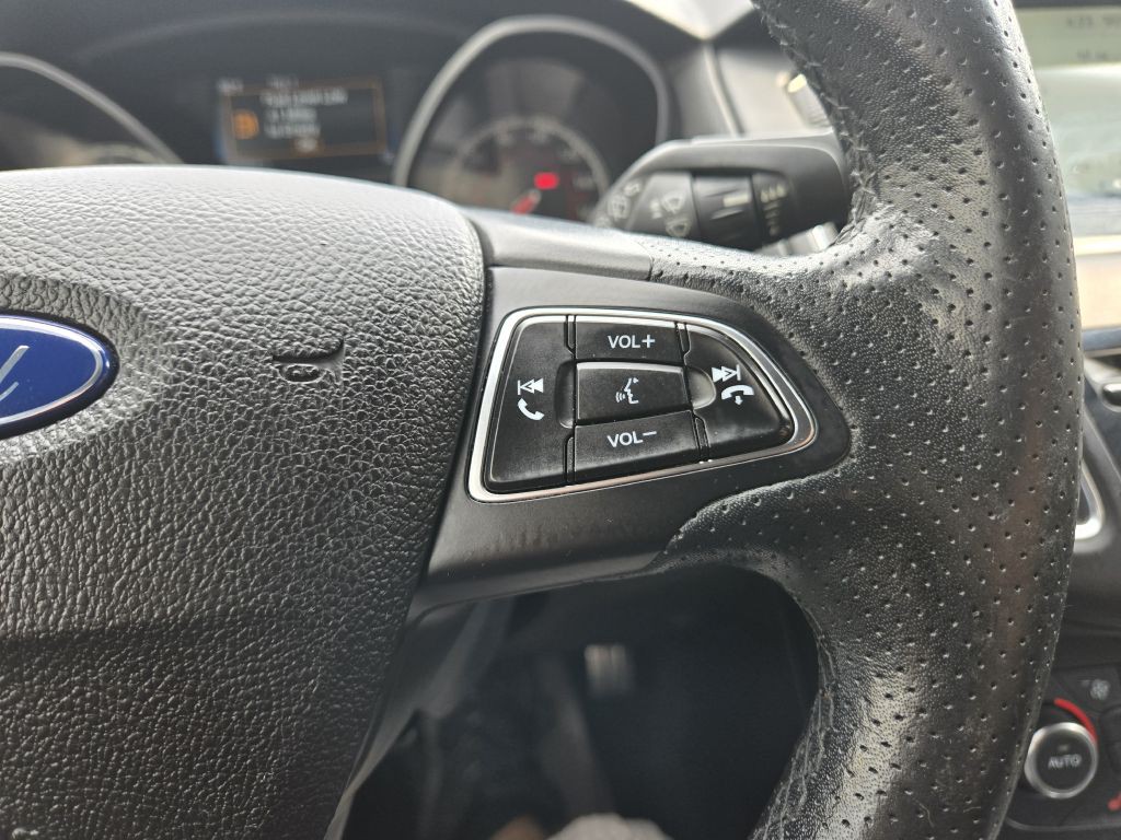 2016 Ford Focus Image 17