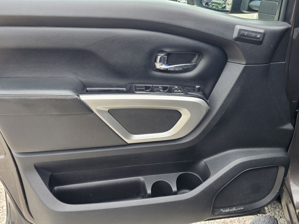2016 Nissan Titan Image 37