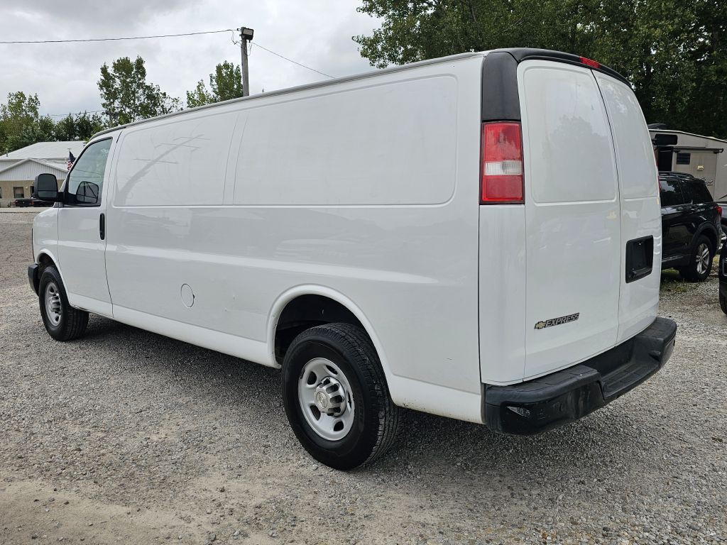 2016 Chevrolet Express Image 3