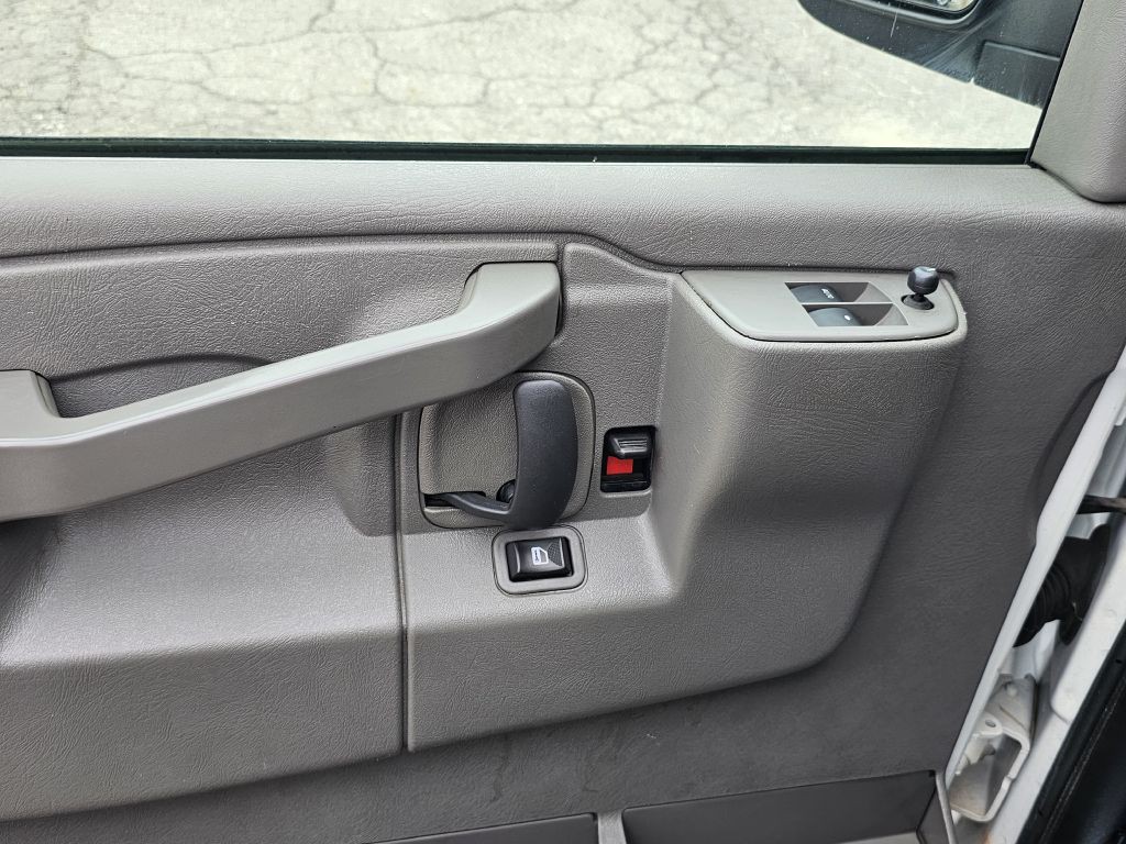 2016 Chevrolet Express Image 29