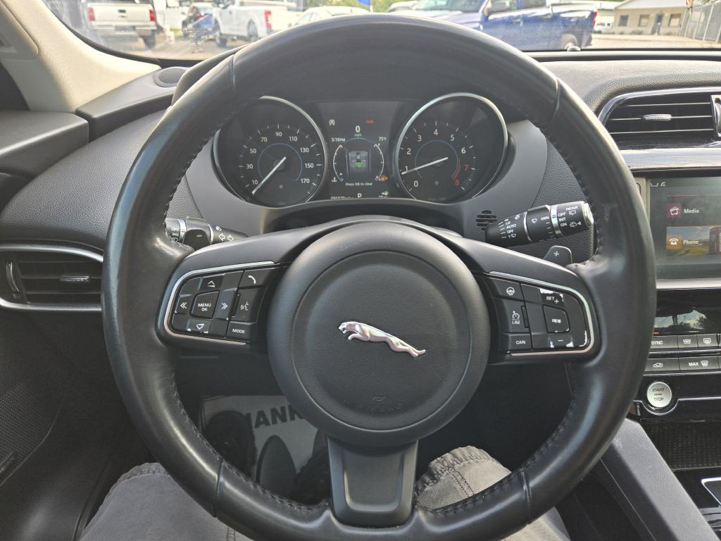 2018 Jaguar F-PACE Image 19