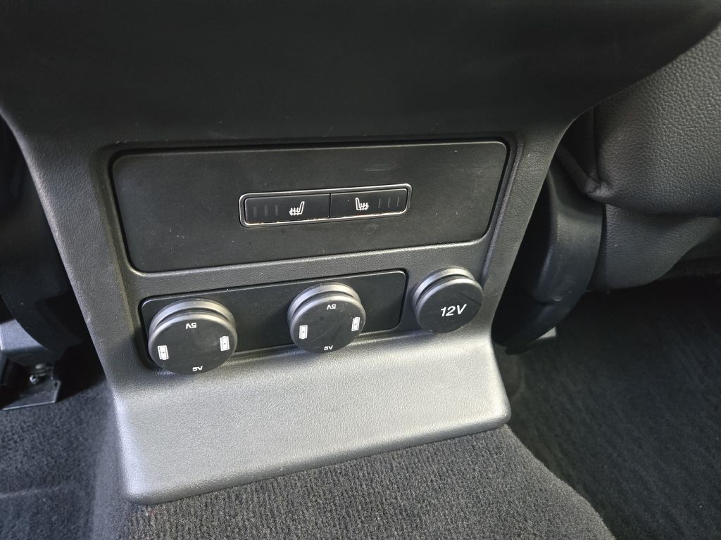2018 Jaguar F-PACE Image 31
