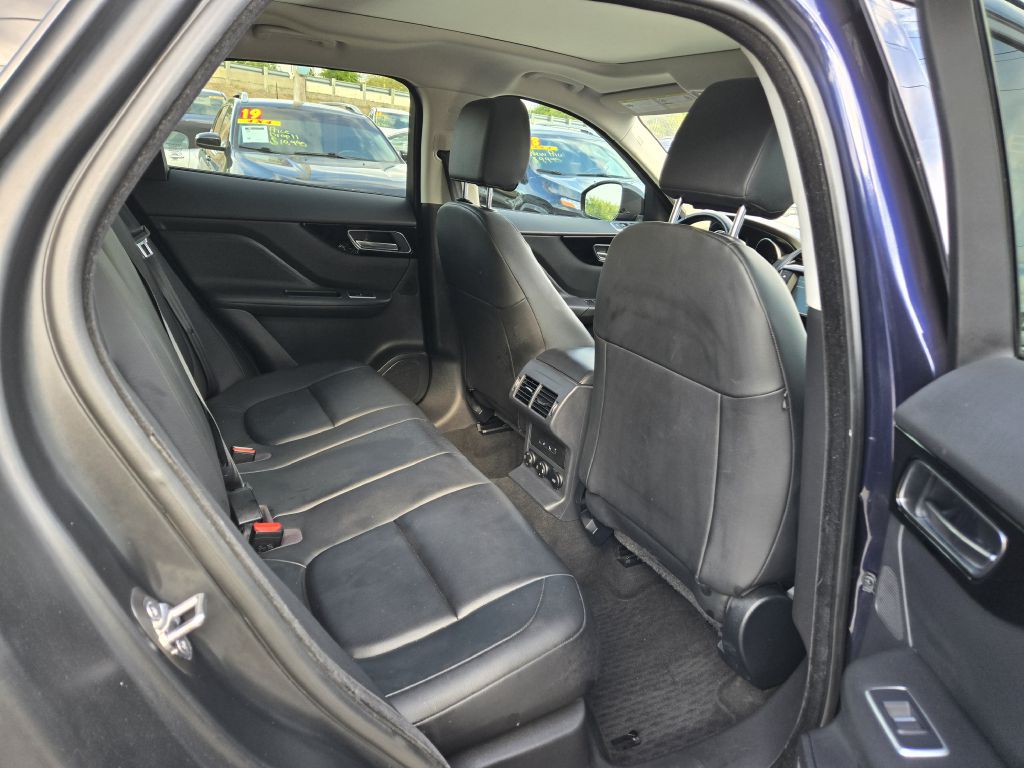 2018 Jaguar F-PACE Image 32