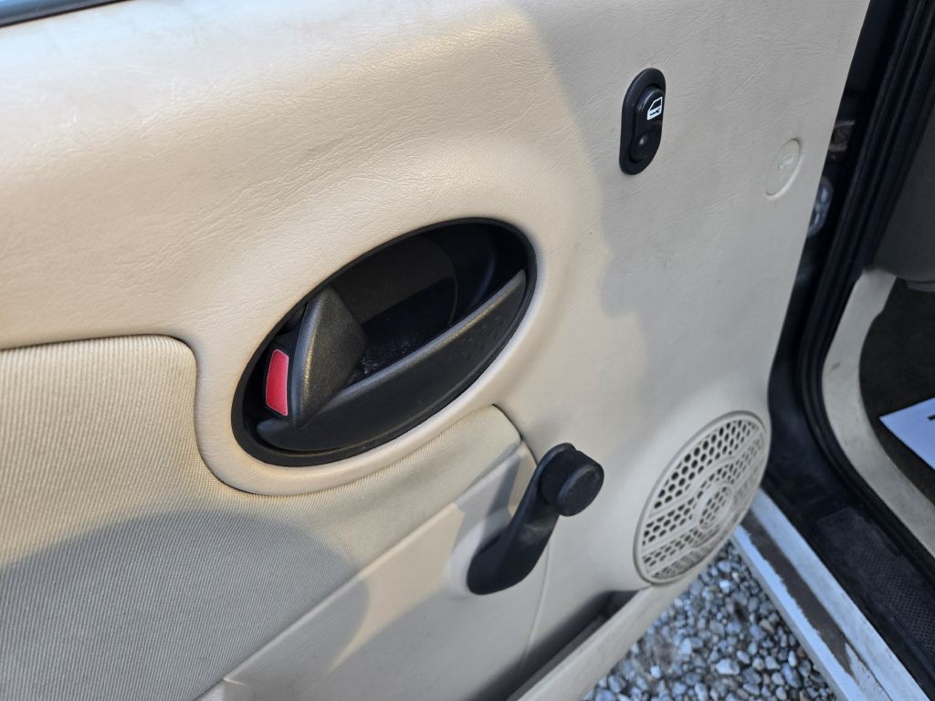 2007 Saturn ION Image 13