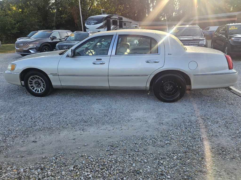 2000 Lincoln Town Car Image 2