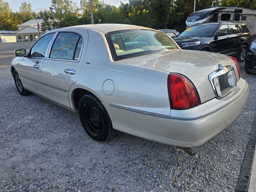 2000 Lincoln Town Car Image 3