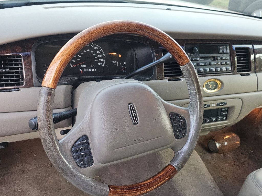 2000 Lincoln Town Car Image 10