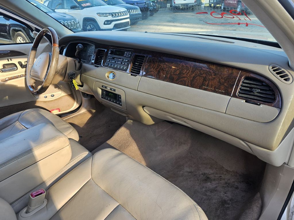 2000 Lincoln Town Car Image 15