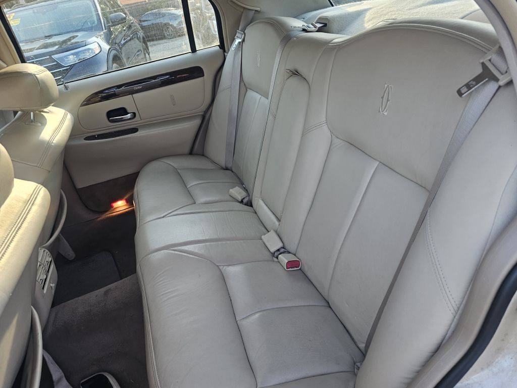 2000 Lincoln Town Car Image 16