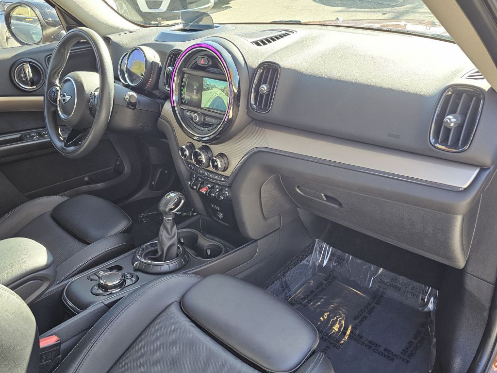 2017 MINI Cooper Image 24