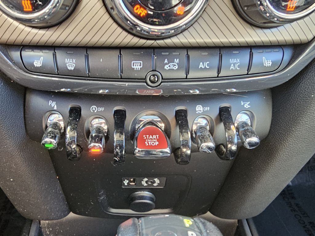 2017 MINI Cooper Image 33