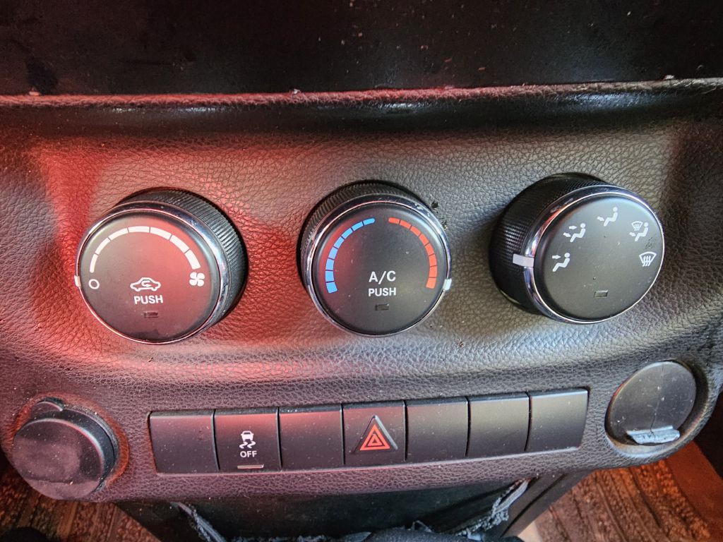 2011 Jeep Wrangler Image 21